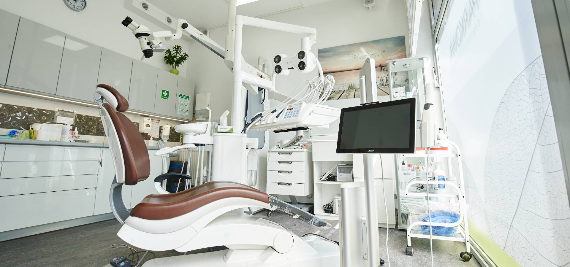 PARKOWA dental treatment room with microscope and chair