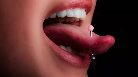 Piercing języka – ryzykowna moda...