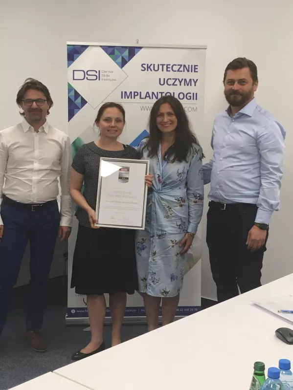 Dr Renata Samulak-Zielińska odbierająca Certyfikat DGOI (Deutsche Gesellschaft fur Orale Implantologie)
