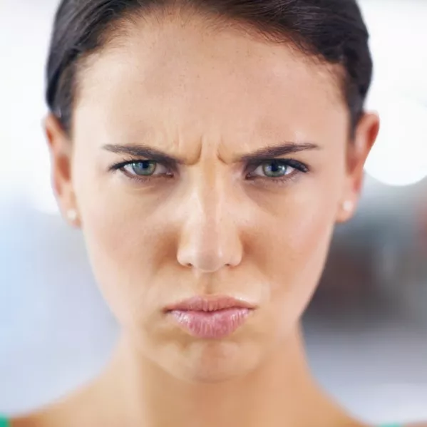 Lwia zmarszczka - skąd się bierze i jak ją skutecznie wygładzić?