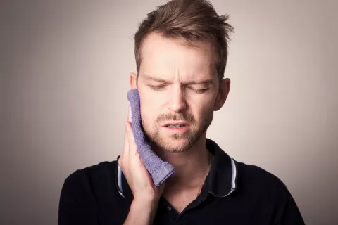 Leczenie chorób przyzębia – etapy skutecznej terapii