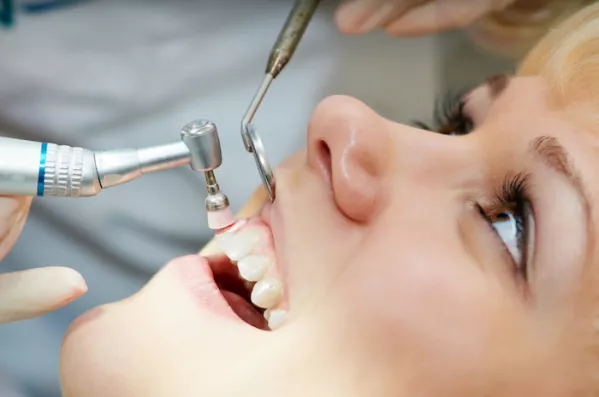 Czyszczenie zębów u dentysty