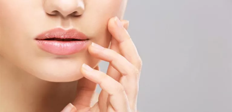 Powiększanie ust kwasem hialuronowym - bez względu na wiek